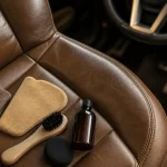Entretien cuir auto : microfibre et nettoyant avant nourrir le cuir