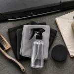 Nettoyage voiture interieur produit : microfibres, brosse et spray pour l’habitacle