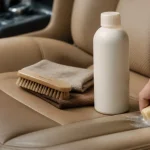 Nettoyant cuir voiture sur cuir clair perforé, brosse et microfibre