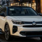 Nouvelle c4 hybride 2025, photo lifestyle urbaine 3/4 avant
