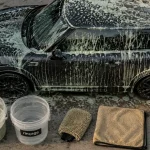 Nettoyage exterieur voiture : 2 seaux, mousse active et microfibres pour éviter les micro-rayures