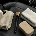 Nettoyage des plastiques interieur voiture avec microfibre et nettoyant pH neutre